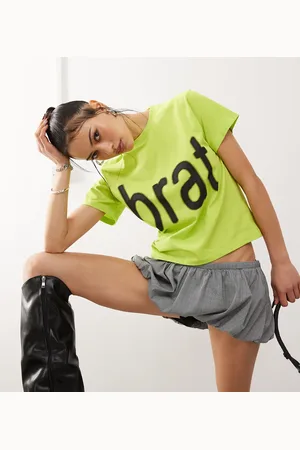 COLLUSION Camiseta con diseño encogido y estampado de texto "Brat" de Charli CXC de