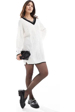 Miss Selfridge Vestido corto color con diseño universitario y cuello de pico de punto de ochos de -Blanco