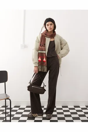 COLLUSION Pantalones marrones de talle bajo con raya diplomática de -Marrón