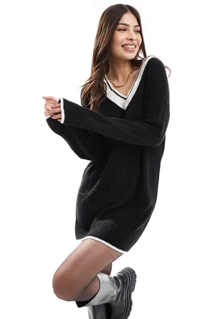 Miss Selfridge Vestido corto con cuello de pico de estilo universitario de punto de ochos de