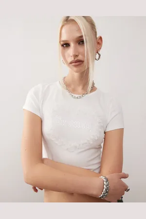 Monki Top con diseño encogido y estampado gráfico de corazón con volantes de