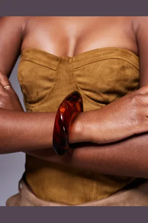Kaiia Pulsera tabaco rígida y asimétrica de resina de