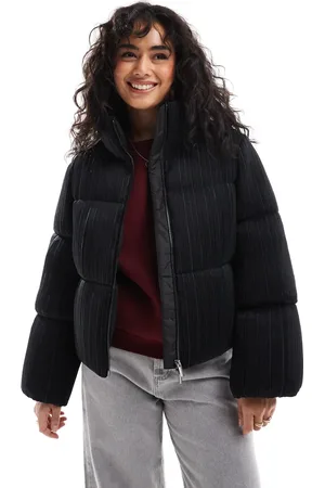 French Connection Chaqueta negra acolchada de satén efecto rugoso de