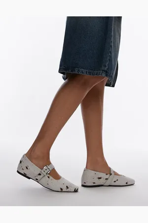Topshop Bailarinas con estampado de vaca, puntera cuadrada y detalle de hebilla de cuero efecto piel de poni Cyndi de