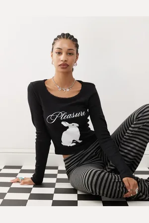 Basic Pleasure Mode Camiseta negra de manga larga con diseño encogido y estampado de conejo Alice de