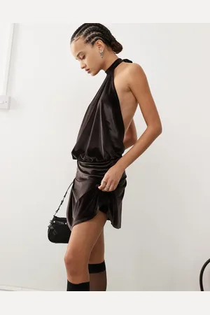 COLLUSION Vestido corto marrón oscuro con vuelo, cuello halter anudado y espalda al aire de terciopelo de