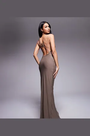 Fashionkilla Vestido largo ceñido moldeados con tirantes dobles, cuello desbocado y anilla de metal en la espalda exclusivo de -Rojo