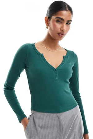 Hollister Top escotado con detalle de botones de canalé de