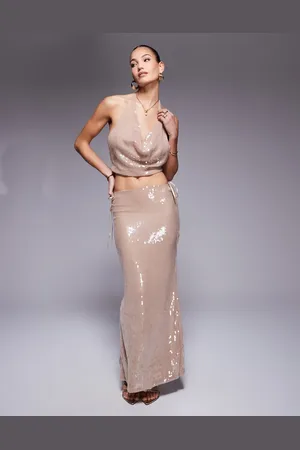 Missyempire Top corto color crema con cuello halter muy desbocado de lentejuelas brillantes de Missy Empire (parte de un conjunto)-Beis neutro
