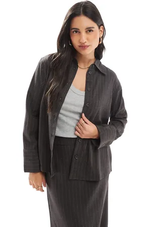 VERO MODA Camisa gris oscuro con raya diplomática y puños anchos de (parte de un conjunto)