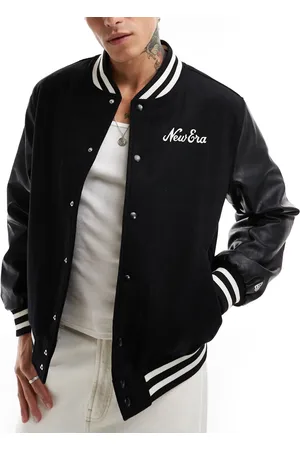 New Era Chaqueta bomber negra universitaria con logo de texto y mangas de poliuretano en contraste de