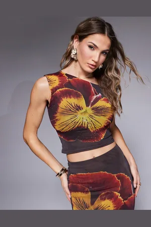 Kaiia Top corto marrón con detalle retorcido en el hombro y estampado floral de malla de x Sasha Corte (parte de un conjunto)