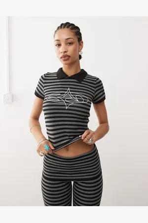 Basic Pleasure Mode Camiseta negra y gris a rayas con solapas pequeñas Penelope de (parte de un conjunto)