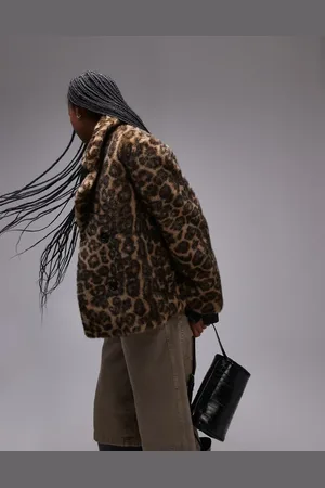 MANGO Chaqueta con estampado de leopardo de piel sintética de