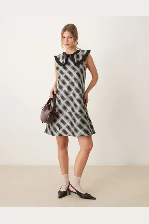 Ghospell Vestido corto y blanco con solapas extragrandes de