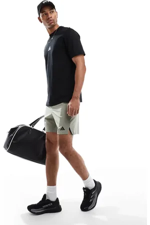 adidas Camiseta negra con logo pequeño de punto liso Essentials de -Negro