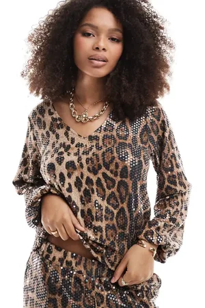 Threadbare Top de manga larga con estampado de leopardo y lazada delantera de lentejuelas de