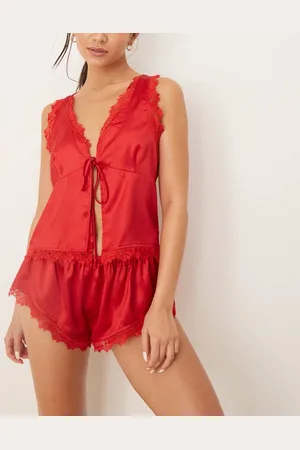 The Frolic Top de pijama cereza de satén con parte delantera abierta, lazada y ribetes de encaje exclusivo de (parte de un conjunto)