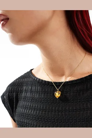 petit moments Collar dorado con colgante de piedra ámbar en forma de corazón Lexi de -Marrón