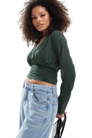 ASOS Blusa corta con cuello de pico y espalda fruncida de -Marrón
