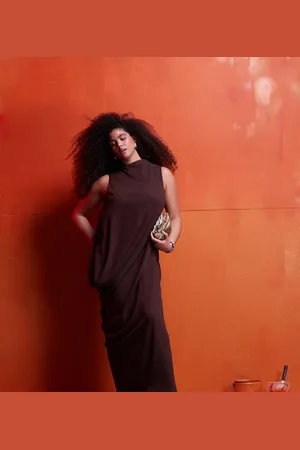 ASOS Vestido traslúcido sin mangas con diseño asimétrico de ASOS DESIGN Curve