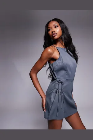 Missyempire Mono corto con falda pantalón, cuello subido, diseño cruzado y lazada en el lateral de Missy Empire