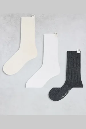 Cotton On Pack de 3 pares de calcetines de color blanco, blanco coco y gris carbón de caña alta con detalle distintivo de Cotton On