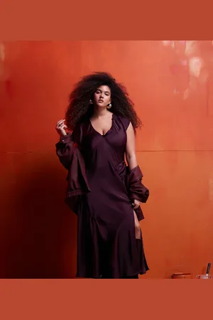 ASOS Vestido morado oscuro asimétrico con detalle de volantes de satén de ASOS DESIGN Curve