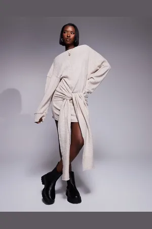 ASOS Vestido corto color con lazada en la cintura de punto grueso supersuave de -Neutro