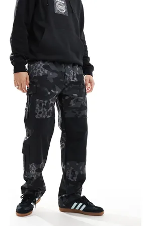 adidas Pantalones cargo negros con detalle de camuflaje de