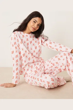 ASOS Pijama con estampado de lazos rojos de top de manga larga y pantalones de
