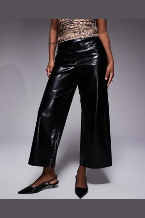 River Island Pantalones capri negros con hebilla de cuero sintético de