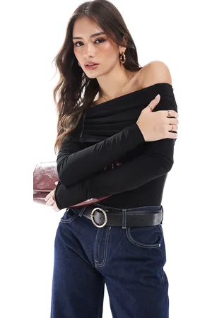 Miss Selfridge Body asimétrico con escote Bardot y diseño fruncido de tejido suave de