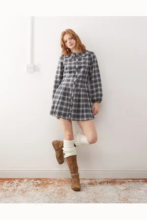 Reclaimed Vestido corto azul a cuadros plisado con solapas y cintura baja de