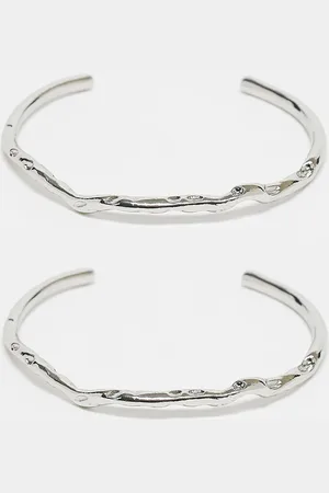 ASOS Pack de 2 pulseras rígidas plateadas con textura efecto fundido de