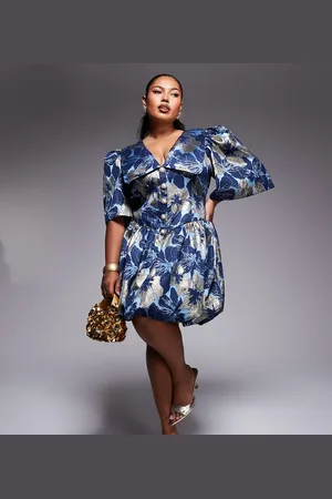 ASOS Vestido corto y dorado con botones de pedrería, estampado floral, mangas abullonadas y solapas de jacquard de Curve