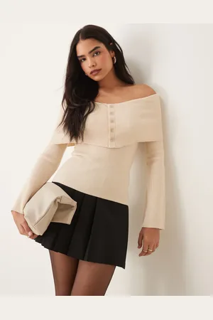 Pretty Lavish Top color con escote Bardot y botones en la parte delantera de -Neutro