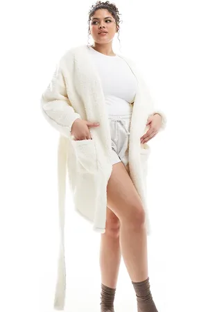 ASOS Bata color estilo cárdigan de felpa efecto nube de ASOS DESIGN Curve-Blanco