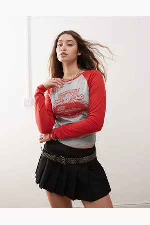 Daisy Street Camiseta con diseño encogido, mangas rojas en contraste y estampado universitario de tigre de