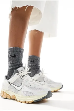 Nike Zapatillas de deporte blancas y grises Zoom Vomero 5 de
