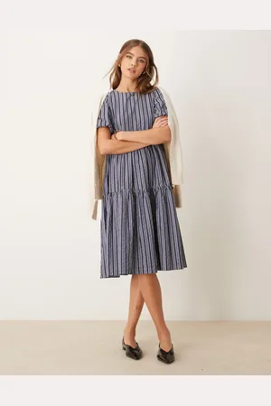Glamorous Vestido midi a rayas azules y grises escalonado con mangas abullonadas de