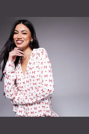 Kaiia Camisa de pijama corta con estampado de lazos rojos y botones exclusiva de (parte de un conjunto)-Multicolor