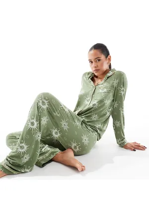 Chelsea Peers Pijama de pantalones y top de manga larga con solapas y estampado cósmico dorado de poliéster de