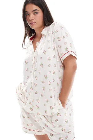 Chelsea Peers Pijama de top de manga corta con estampado de fresas y cuello de solapas de poliéster de Curve