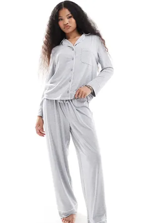 ASOS Pijama de pantalones y camisa de manga larga con ribetes en contraste de tejido muy suave de ASOS DESIGN Petite