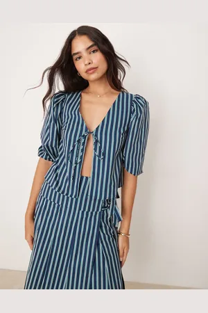 Glamorous Blusa verde a rayas con mangas voluminosas y lazada delantera de (parte de un conjunto)
