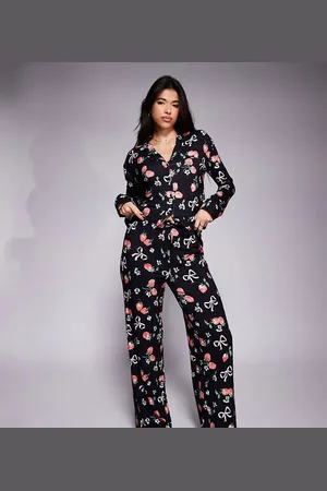 Kaiia Pantalones de pijama negros con estampado de lazos y fresas Mix & Match exclusivos de (parte de un conjunto)-Multicolor