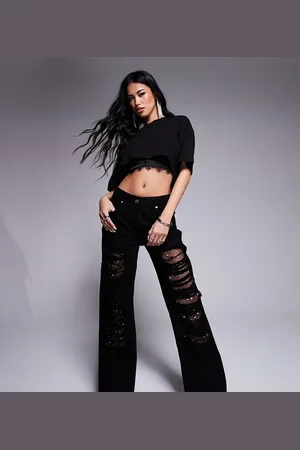 ASOS Vaqueros negros holgados con diseño rasgado y cordones de strass de ASOS x THE SOURCED COLLECTION
