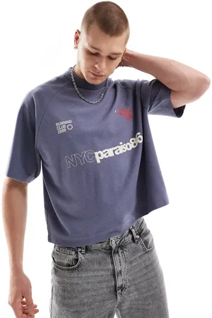ASOS Camiseta gris carbón de corte cuadrado extragrande con estampado gráfico deportivo de tejido texturizado gofrado de