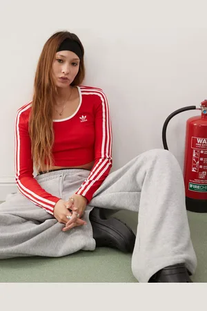 adidas Camiseta corta roja de manga larga con detalle de 3 rayas Adicolor de -Rojo